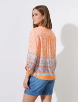 Blusa estampada marca Ruby Rd con escote en V, abertura central con botones y terminación anudada. Mangas tres cuartos regulables con presilla y botón.