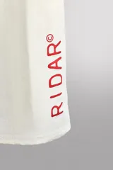 Musculosa deportiva de running en tejido ligero y perforado de color marrón, con cuello redondo y diseño sin mangas.