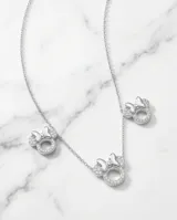 Collar de plata 925 con tres dijes colgantes inspirados en la silueta de Minnie Mouse, decorados con circonias cúbicas y un lazo brillante.