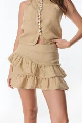 Minifalda azul de lino con dos volados superpuestos, terminación de encaje en los bordes.