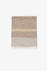 Pashmina rectangular con diseño a rayas horizontales en tonos beige y marrón claro, con flecos en los extremos.