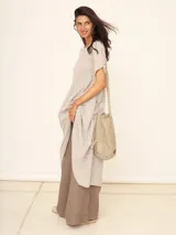 Pantalón palazzo ancho de lino color visón, con cintura alta y cordón de ajuste.
