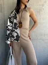 Musculosa beige de tejido de punto acanalado, con cuello redondo y sisas anchas.