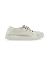 Sneaker de diseño minimalista confeccionada en algodón orgánico, con suela de goma al tono y cierre mediante cordones.