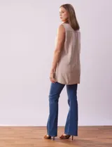 Camisa sin mangas color beige, marca Zac & Rachel, confeccionada en lino. Presenta escote en V, abertura frontal con botones, dos bolsillos delanteros y terminación con botones en los laterales.