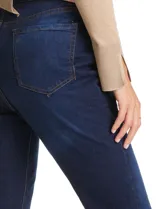 Jean de corte bootcut y tiro alto, color negro, con cierre frontal de botones a la vista y bolsillos funcionales.