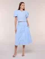 Falda midi abotonada de textura gofrada y diseño a rayas. Presenta cintura ancha entallada, abotonadura frontal completa, corte con frunce para mayor amplitud y bolsillos laterales funcionales. Cuenta con forro interno.