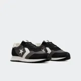 Championes Converse Run Star Trainer, color gris con detalles en negro y blanco. Inspirados en los championes de running de los años 80, ofrecen comodidad y ligereza.