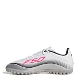Championes de fútbol Adidas F50 Messi Club TF, diseñados para canchas sintéticas. Presentan un exterior sintético en color blanco con detalles en plateado, negro y rosa, incluyendo el logo de Messi en el lateral y las icónicas tres tiras de la marca. Su suela Turf cuenta con múltiples tapones cortos para una tracción superior.