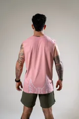 Musculosa de algodón elastizado color rosa con logo de la marca estampado en el pecho.