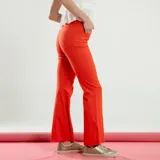 Pantalón beige de corte recto y tiro alto.