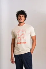 Remera de cuello redondo y manga corta color beige, con estampado gráfico frontal en color naranja que representa un brindis con diversas copas y el logo de la marca Original Penguin.