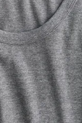 Musculosa entallada de punto de algodón acanalado en color gris melange, con escote redondo y diseño básico sin mangas.