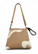 Cartera tipo bandolera de tela tejida con diseño abstracto en tonos beige y crema. Cuenta con una correa larga ajustable y una manija lateral corta con estampado de pata de gallo en blanco y negro.