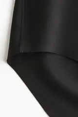 Pack de dos bombachas negras de microfibra con tiro alto y efecto moldeador leve en cintura y glúteos. Presentan un diseño de cobertura total en la parte trasera y ribetes cortados por láser para un acabado invisible bajo la ropa.