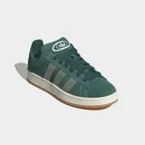 Championes Adidas Campus 00s de diseño retro, confeccionados en gamuza color verde con las icónicas tres tiras laterales en un tono verde más claro. Presentan suela de goma color blanco hueso con base de caucho natural y cierre de cordones al tono.