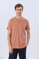 Remera lisa de manga corta y cuello redondo, color gris oscuro, de calce cómodo con pequeño logo bordado en el pecho.