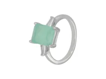 Anillo de plata 925 con cristal verde rectangular y circonias baguette a los lados.