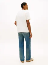 Remera Tommy Hilfiger de corte amplio y estilo urbano, confeccionada en punto de malla de mezcla de algodón en color blanco. Presenta cuello redondo, hombros ligeramente caídos y un bolsillo de parche en el pecho con el logo bordado.