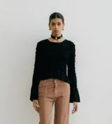 Top negro fruncido con mangas largas acampanadas.