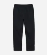 Pantalón deportivo color bordó con rayas blancas laterales, cintura elástica con cordón ajustable, bolsillos laterales y logo pequeño en el muslo.