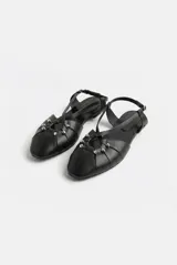 Balerina de cuero color negro, con tira en el empeine y apliques metálicos dorados en toda la superficie.