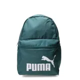Mochila Puma Phase de diseño clásico, color verde con logo de la marca estampado en blanco en el bolsillo frontal. Cuenta con un compartimento principal con cierre, un bolsillo frontal con cierre y bolsillo lateral de malla.