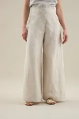 Pantalon largo de lino color tostado, tiro alto, corte ancho y recto, con costuras centrales decorativas y bolsillos laterales.
