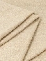 Chal amplio y versátil de tejido suave y ligero, color negro.