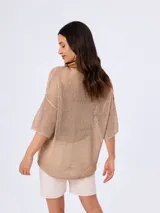 Remeron de lurex de diseño amplio, con cuello en V, mangas cortas holgadas y tejido abierto.