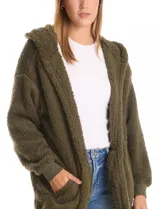 Cardigan de textura tipo corderito, color blanco, con diseño abierto sin botones, capucha amplia y mangas largas con puños de rib elástico. Cuenta con bolsillos delanteros de corte diagonal.