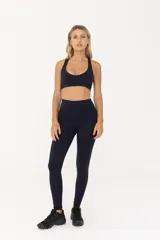 Top deportivo de sujeción media, confeccionado en poliamida y elastano. Presenta un diseño con escote redondo, breteles finos y banda elástica en la cintura para mayor ajuste y soporte. Cuenta con doble tela interna para mayor seguridad durante el entrenamiento.