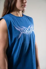 Musculosa azul con estampado tribal blanco en el frente.