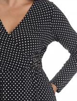 Vestido envolvente de seda fría estampado en blanco y negro, marca Luxology. Presenta escote en V cruzado, cintura elastizada con apliques metálicos en el lateral, manga larga entallada y ruedo asimétrico en el frente.