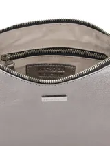 Cartera tipo sobre de cuero color plateado, con cierre superior y correa de mano extraíble.
