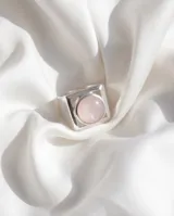 Anillo de plata 925 con diseño geométrico cuadrado y piedra central de cuarzo rosa.