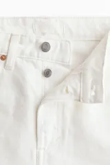 Bermuda de cinco bolsillos en denim de algodón rígido, color blanco, de tiro alto con cierre y botón.