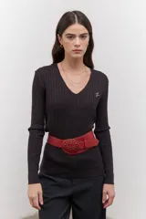 Sweater azul marino de tejido de punto acanalado con escote en V y mangas largas.
