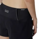 Short deportivo negro de New Balance, modelo Impact Run 2in1. Cuenta con una capa exterior tejida liviana y un short interior ajustado con tecnología absorbente NB DRYx.