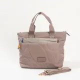 Cartera tipo tote de color camel con diseño acolchado de líneas curvas. Cuenta con doble asa de mano, correa larga ajustable y extraíble, y un bolsillo frontal con cierre que incluye un tirador decorativo con cordón multicolor.