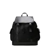 Mochila Tiffosi Pro color negro, con solapa superior de cuero sintético, cierre de cordón ajustable y broches de hebilla. Cuenta con dos bolsillos laterales con solapa y base reforzada.