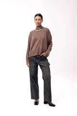 Remera de silueta amplia con hombro caído y cuello redondo, confeccionada en tejido suave de algodón. Presenta un diseño holgado y versátil con mangas largas.