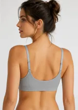 Sostén tipo bralette de tela morley, con escote en V, breteles finos ajustables y banda elástica inferior para mayor soporte.
