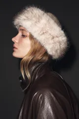 Gorro tipo beanie de punto con vuelta, combinado con una aplicación de pelo sintético a tono en el borde.