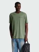 Remera verde militar de corte holgado con logo Balmain bordado en el pecho. Cuello redondo y mangas cortas.