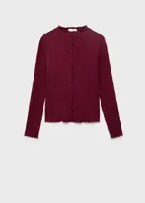 Camiseta bordó de viscosa con elastano, de manga larga y diseño entallado. Cuenta con cuello perkins y terminaciones festoneadas en cuello, puños y ruedo, además de un detalle de costura central frontal.