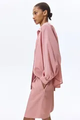 Bermuda de corte holgado en tejido de mezcla de viscosa, color rosado. Modelo con cierre, pretina prolongada y bolsillos al bies, con pinzas y raya planchada en las piernas.