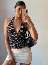 Minifalda color blanco con textura geométrica.