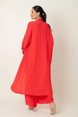 Túnica larga color borgoña de crepe con vivo de satén al tono.