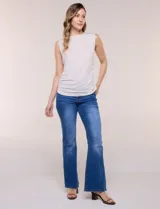 Musculosa blanca de modal y lyocell, de marca Elie Tahari, con escote a la base, sin mangas y frunces drapeados en los laterales.